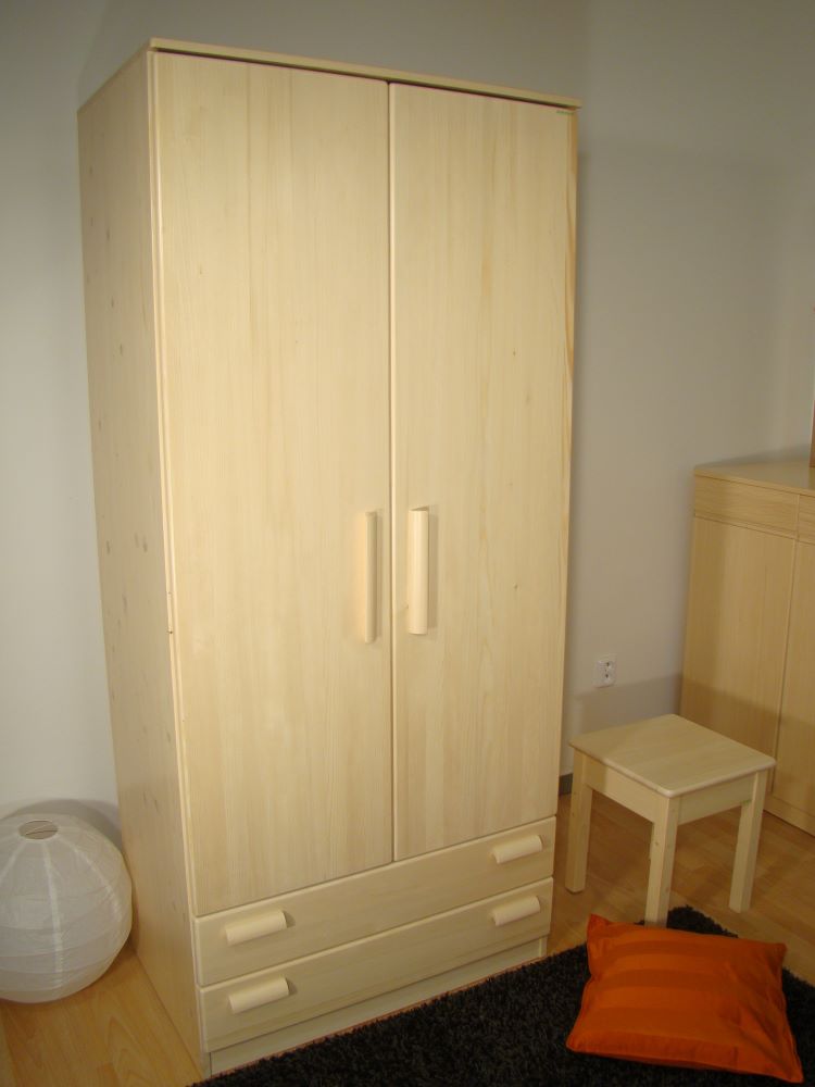 prostorná policová skříň z masivu ZIBE 200x90x58