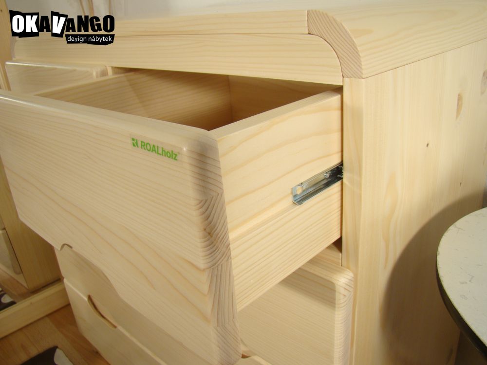 šuplíková komoda z masivu AZIZI V 