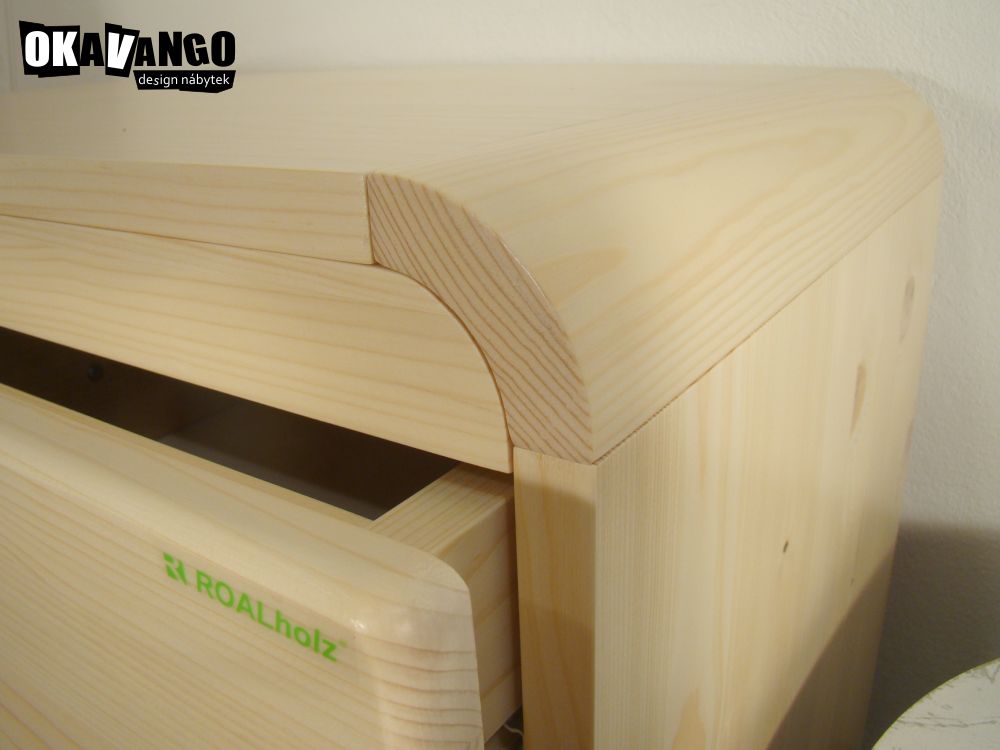 šuplíková komoda z masivu AZIZI V 