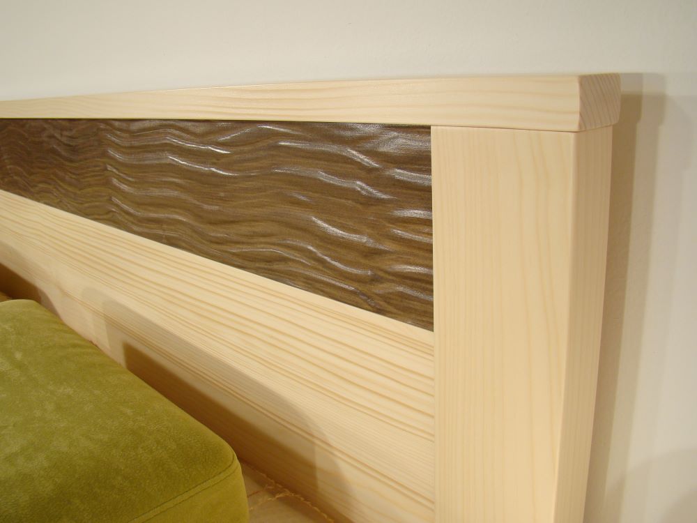 moderní dvoulůžko z masivu s reliéfem DANELIS RELIA