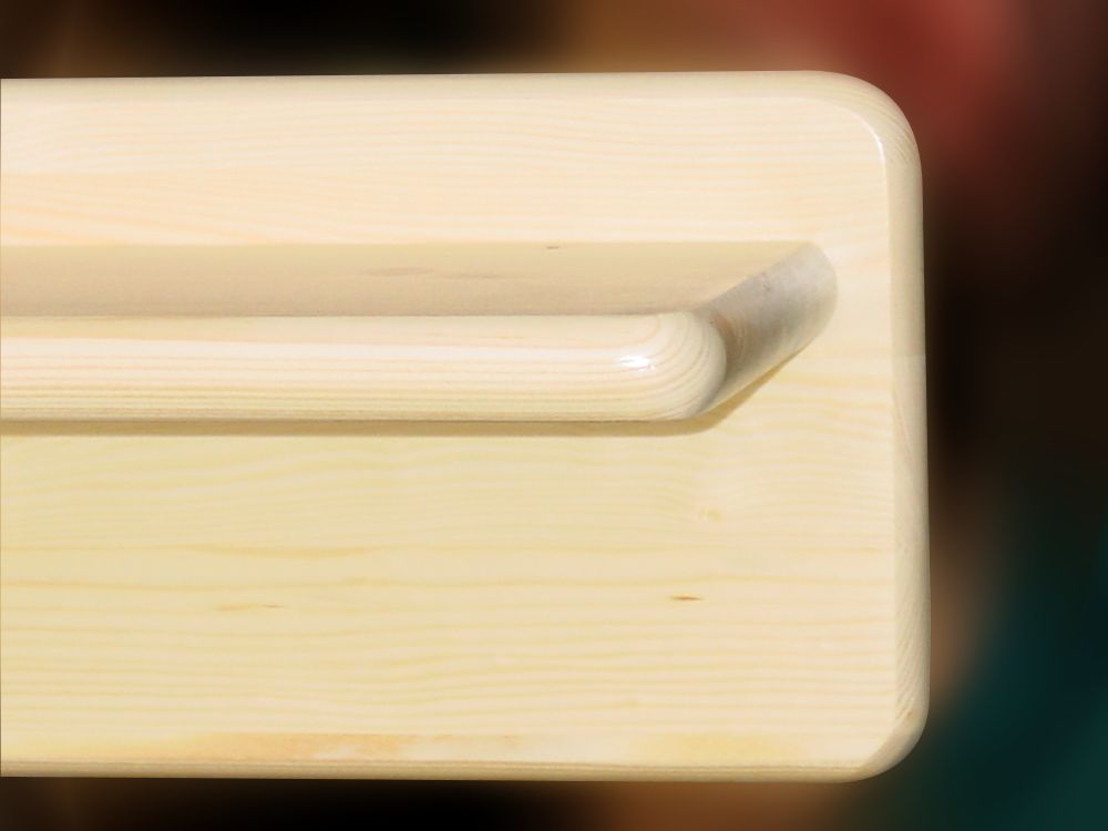 nástěnná police z masivu DORA nad dvoulůžko 