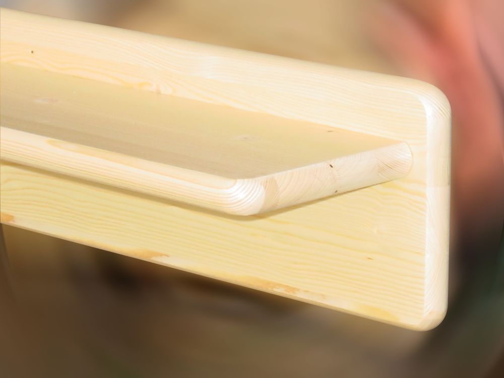 nástěnná police z masivu DORA nad dvoulůžko 