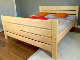 zvýšená manželská postel z masivu NELA V+V SENIOR