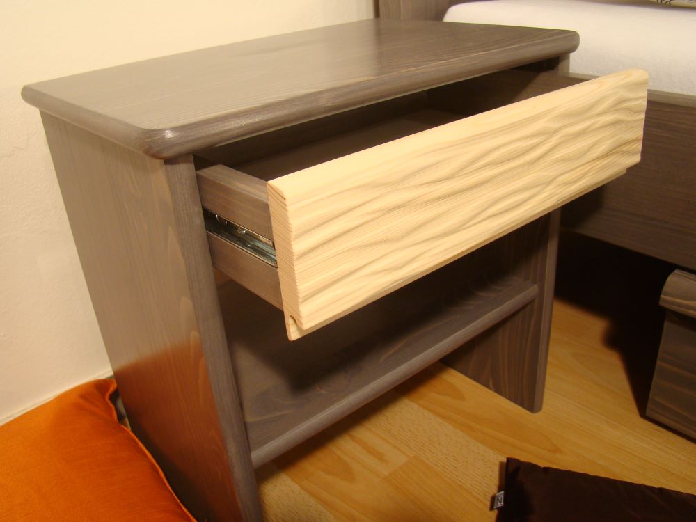 mořený noční stolek masiv s reliéfem MARKUS RELIA