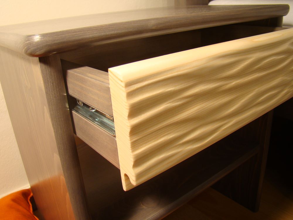 mořený noční stolek masiv s reliéfem MARKUS RELIA